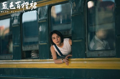 蓝色百褶裙