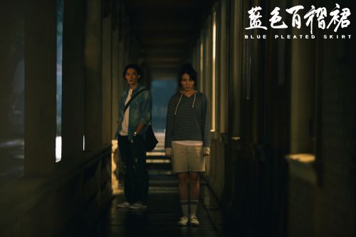 蓝色百褶裙
