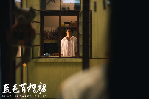 蓝色百褶裙