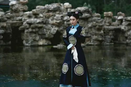 画框里的女人