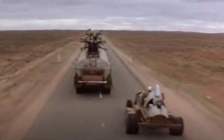 《疯狂的麦克斯2》狂野夸张的改装汽车，公路上死亡追逐，狂暴至极！