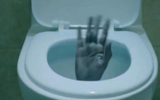 《人鬼交易所2》马桶中长出一只手，只有猜拳赢了才能上厕所...
