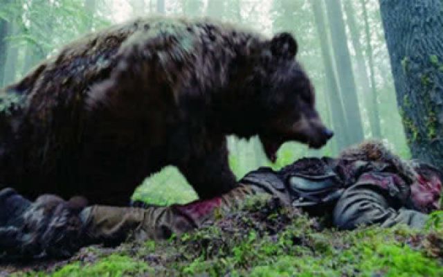 《荒野猎人》片段：人熊大战 小李子饰演野蛮人，场面惊叹