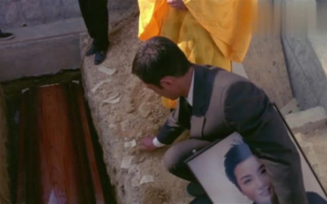 阴阳路3：死人下葬后，古天乐扔了一把沙子，棺材盖突然开了