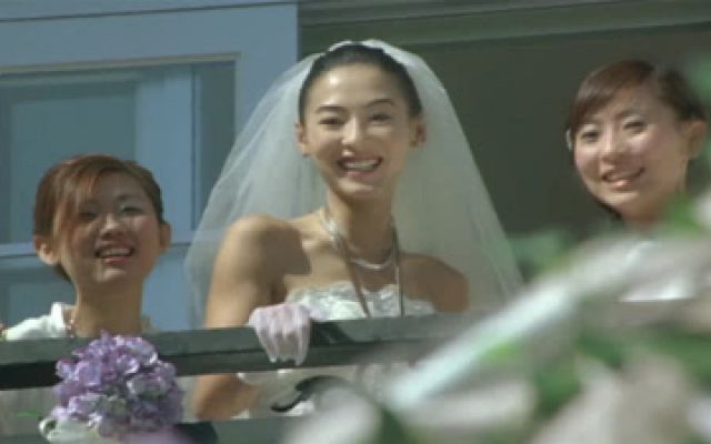 购物狂：简仁接新娘子，芳芳看到简仁后高兴不已，笑得真甜
