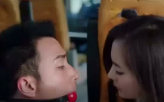 《HOLD住爱》片段：杨幂刘恺威被绑架 情不自禁吻起来