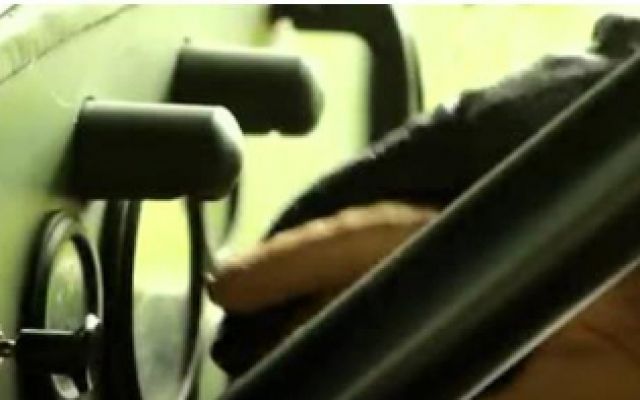 精彩片段：宋慧乔秒变女司机险撞围栏 与晓明车内玩亲亲 