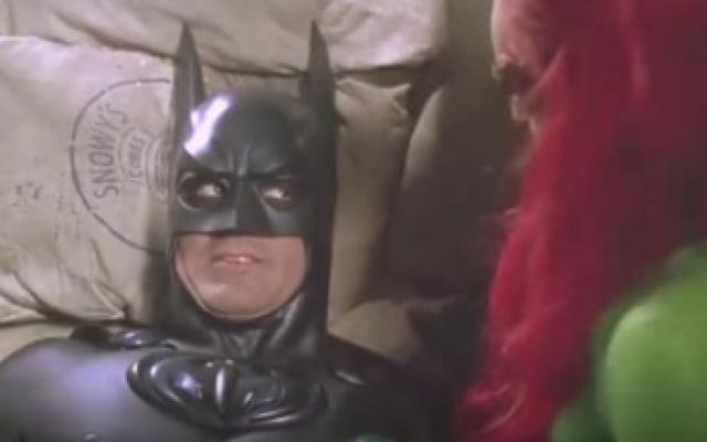 毒藤女准备亲吻罗宾，但被蝙蝠侠打断，只好去亲吻蝙蝠侠了