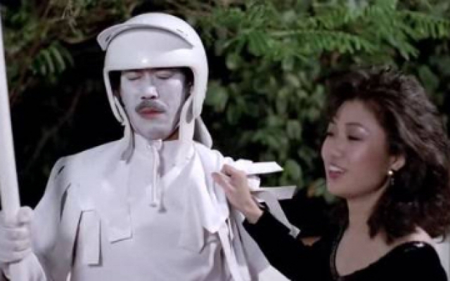 精装追女仔：哈哈，三人假扮石膏像，被醉酒的美女调戏！