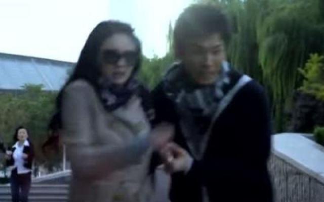 结婚狂想曲：志宏与岳琳两人被记者追着跑，岳琳更是不小心崴了脚