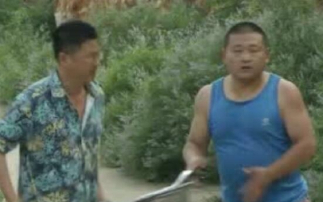 男子让大哥买手机，大哥让他干活