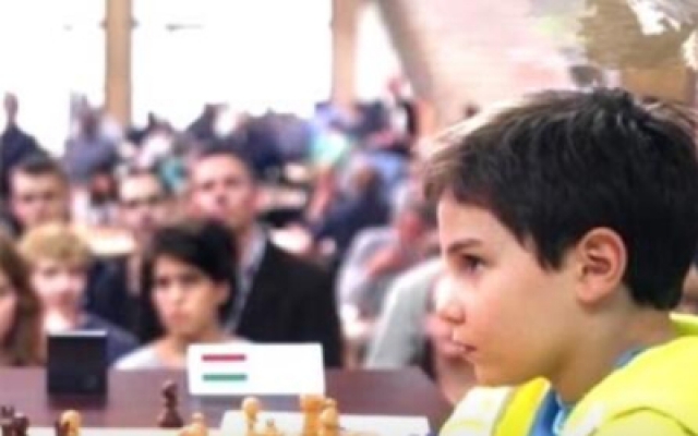 国际象棋头号种子选手轻敌，竟被九岁男孩击败