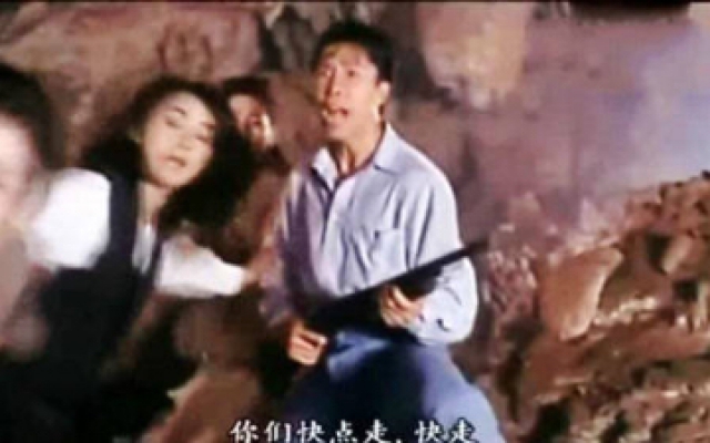 《怒火威龙》91年甄子丹 胡慧中经典武打枪战老港片，打斗非常精彩