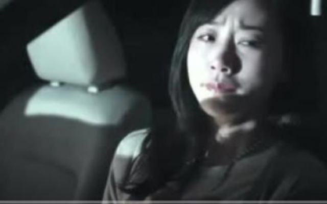 男子和小三在车里约会，殊不知老婆就在后面看现场直播！
