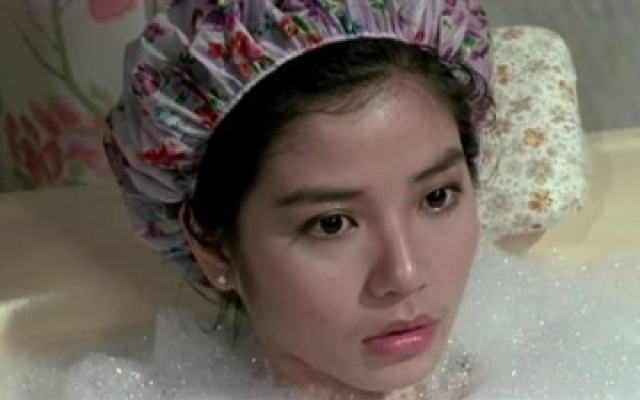 奇谋妙计五福星：美女坐浴缸被男子放水，想不到是穿着衣服洗的！