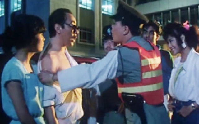 女人风情话(片段)一车醉鬼被香港警察刁难