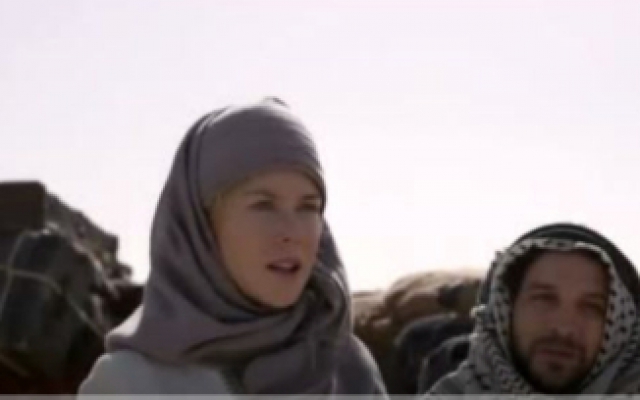 沙漠女王，妮可受到阿拉伯酋长的邀请，在帐篷里受到盛情款待