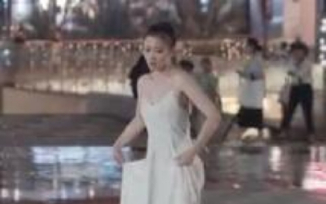 《曝·光》精彩片段： 富二代狂甩2万元 女主播被迫喷泉下热舞