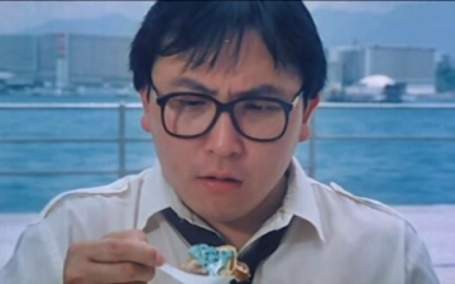 谁是鬼？：王晶喂王祖贤吃饭，自己也想吃一口，却掉下来一块鸟屎！