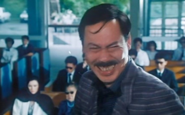 谁是鬼：千舟给黑帮大哥致悼词，边说边笑，实在控制不住回头狂笑