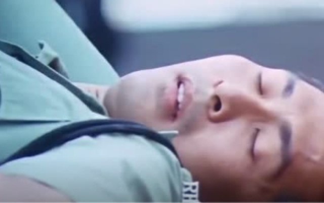《蝎子之策反行动》邵美琪人群中持枪刺杀，为黄秋生报仇，引发骚乱