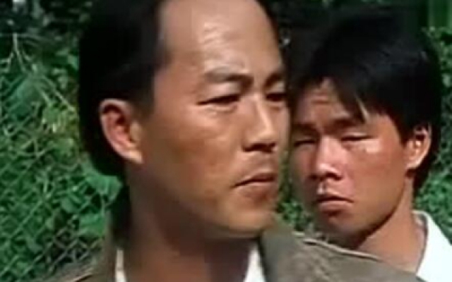 小鬼直接打翻饭桌揍食堂厨师