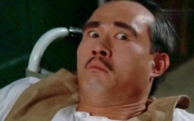 神勇双响炮：外号飞天蠄蟧的英叔假装瘫痪，很轻松的香港喜剧片