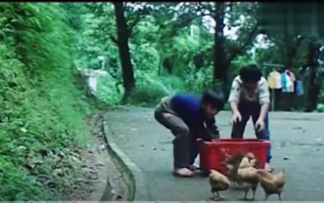 母亲狠心把儿子送进孤儿院，因为自己得了癌症随时会死！