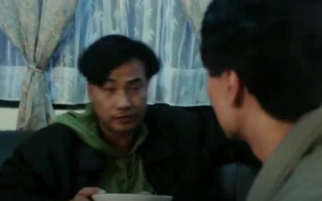 香港黑帮电影：看到任达华的“妞”，朋友明显在偷笑！