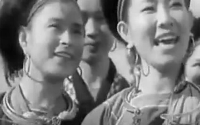 田间里，男女双方对歌