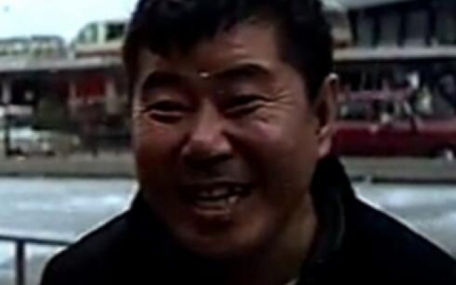男子到香港要问路，警察要他搭巴士