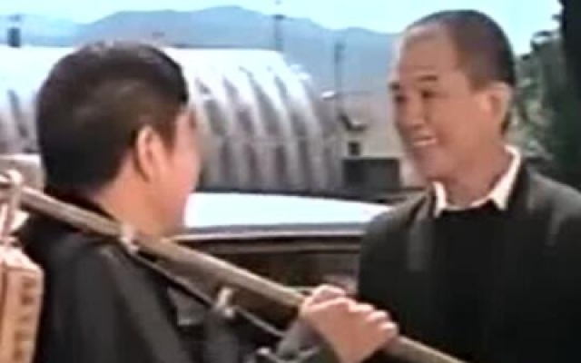 小伙在香港发现小偷偷大爷钱包