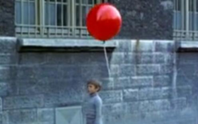 男孩捡到一个气球，而且气球听得懂人话