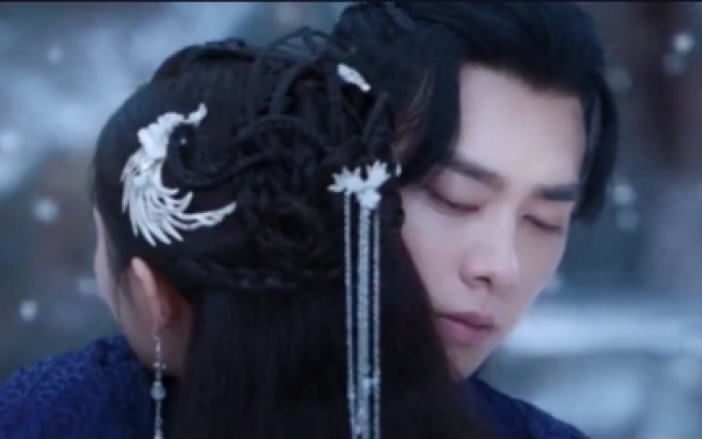 李易峰陈钰琪主演的《镜双城》，苏摹从青丝爱到白发，这到底该是有多虐啊！ 
