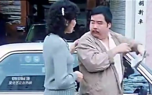 摩登衙门 片段 老板答应给美女换奔驰