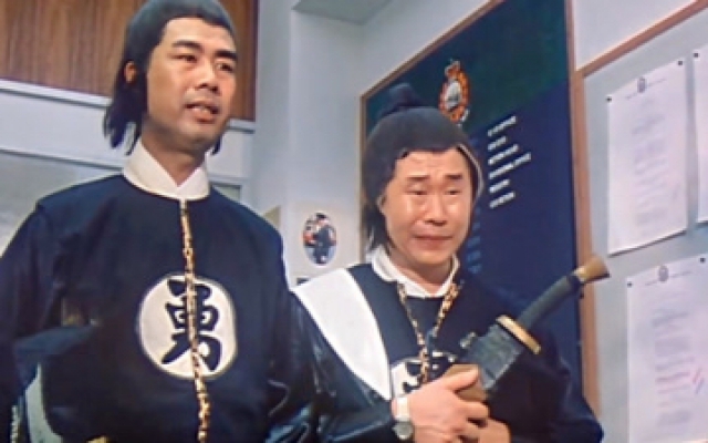 摩登衙门：两个小警察为了生计，兼职去拍电影，被领导大骂一顿