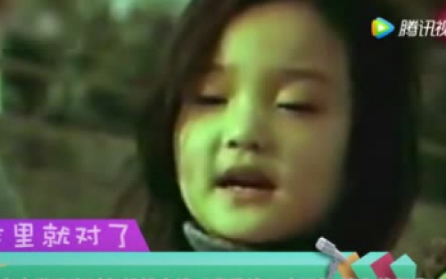 1985年李小璐四岁时和妈妈合演《我只流三次泪》 简直萌翻了！