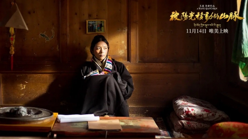 被阳光移动的山脉
