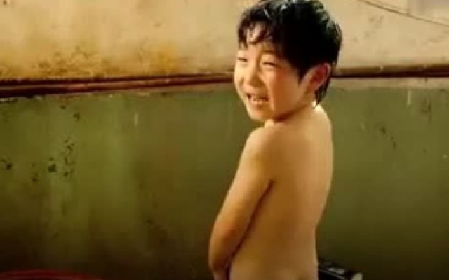 姑娘给弟弟冲澡，男孩人小鬼大，还不好意思了！