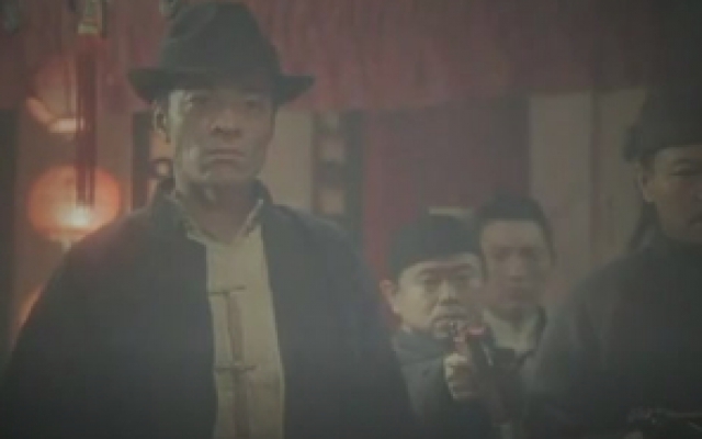 国产电影《飞虎队》精彩片段，让潘长江把女子绑了，他却偷吃