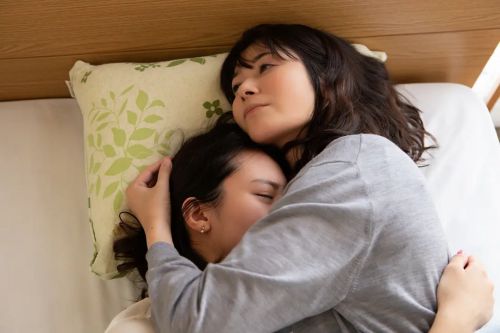 她 