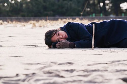 独自在夜晚的海边