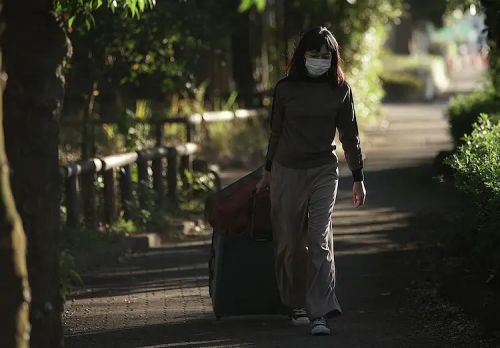 在公交车站直到黎明 夜明けまでバス停で