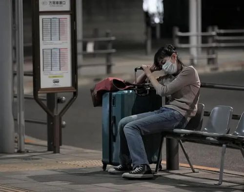 在公交车站直到黎明 夜明けまでバス停で