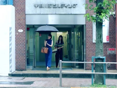 滚动的玻璃球 転がるビー玉