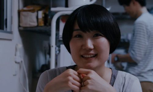 彼女来来