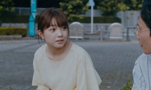 彼女来来