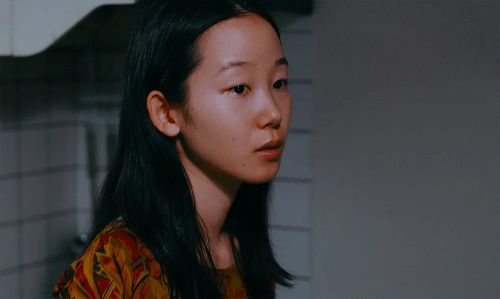 彼女来来