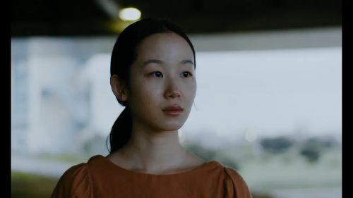 彼女来来