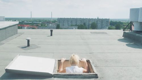 屋顶上的女人